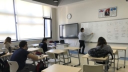 Eğitim sendikaları özellikle atama bekleyen ve KPSS sonrası yapılan mülakatlarda elenen yüzbinlerce öğretmenin özel okullar için ucuz işgücü olarak görüldüğünü söylüyor.