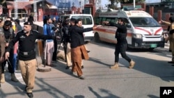  پشاور کے علاقے پولیس لائنز کی مسجد میں پیر کو ہونے والے خودکش حملے میں 100 سے زائد افراد ہلاک ہو گئے تھے جن میں سے بیشتر پولیس اہلکار تھے۔