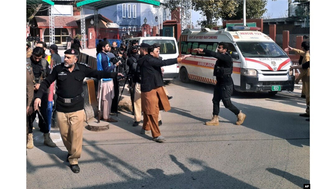 Petugas polisi membuka jalan bagi ambulans yang membawa korban terluka di lokasi ledakan bom, di Peshawar, Pakistan, Senin, 30 Januari 2023 (Foto: AP)