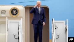 Prezidan Joe Biden salye milite yo nan baz aviyasyon Andrews anvan li monte nan avyon prezidansyel la Air Force One, 19 Janvye 2023. 