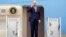 Prezidan Joe Biden salye milite yo nan baz aviyasyon Andrews anvan li monte nan avyon prezidansyel la Air Force One, 19 Janvye 2023. 