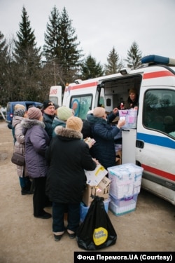 Пенсионеры одного из сел Херсонской области стоят в очереди за лекарствами, которые привезли волонтеры фонда Перемога.UA.