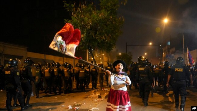 Una mujer ondea una bandera peruana durante una protesta contra el gobierno en Lima, Perú, el viernes 20 de enero de 2023. 