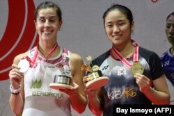 Pemenang An Se Young (lanan) dari Korea Selatan dan runner-up Carolina Marin dari Spanyol pada laga Indonesia Masters 2023 di Jakarta pada 29 Januari 2023. (Foto: AFP/Bay Ismoyo)