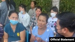 ထိုင်းနိုင်ငံ စမုဆွန်ခါခရိုင်၊ ဆီတင်ယာဉ်သင်္ဘော Smoosh Sea C22 ပေါက်ကွဲသေဆုံးခဲ့ရတဲ့ မြန်မာအလုပ်သမား ၇ ဦးရဲ့ကျန်ရစ်သူမိသားစုဝင်များ။ (ဓာတ်ပုံ-ထိုင်းနိုင်ငံဆိုင်ရာ မြန်မာသံရုံး-ဘန်ကောက်မြို့။ ဇန်နဝါရီ ၁၇၊ ၂၀၂၃)