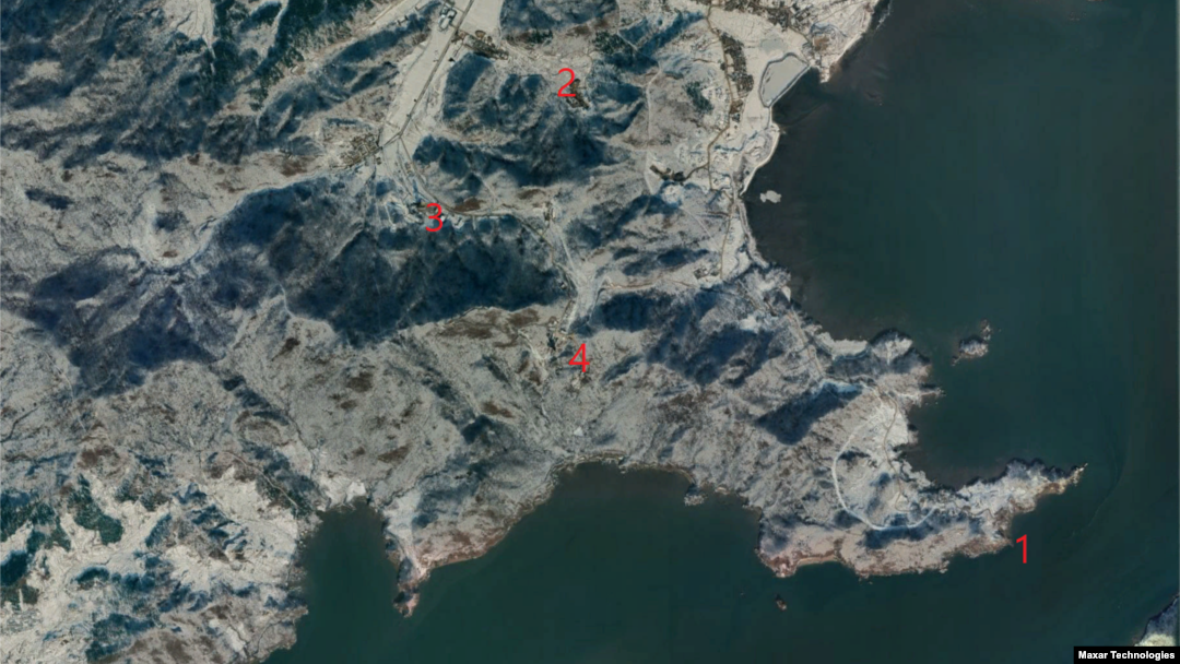 북한 동창리 서해위성발사장 일대를 촬영한 위성사진. 1. 새 부두 2. 터널 3. 발사대 4. 엔진시험장. 사진=Maxar Technologies (via Google Earth)