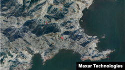 북한 동창리 서해위성발사장 일대를 촬영한 위성사진. 1. 새 부두 2. 터널 3. 발사대 4. 엔진시험장. 사진=Maxar Technologies (via Google Earth)