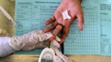 File - Seorang pasien sedang memeriksakan kadar gula darahnya di laboratorium di Jakarta, 13 November 2019. (ADEK BERRY / AFP)