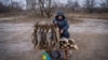 2023年1月23日，虽然炮弹经常落在当地,但是谢尔盖·扎姆连科仍在恰索夫亚尔城外的路边摆摊卖鱼。（美国之音博夏特拍摄)