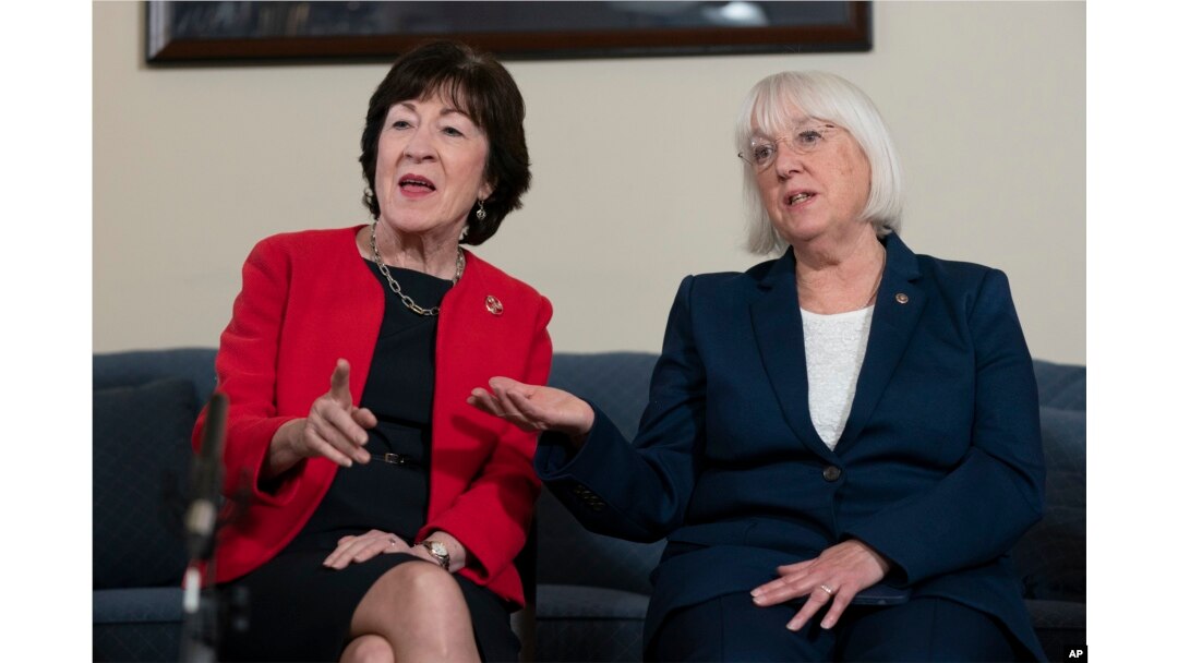 Senator Susan Collins (kiri) dan Senator Patty Murray dalam wawancara dengan Associated Press di Gedung Capitol, Washington, Kamis, 26 Januari 2023. (AP/Manuel Balce Ceneta)