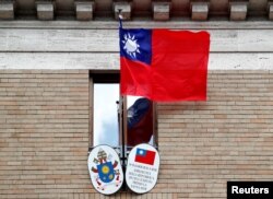 資料照：台灣駐梵蒂岡大使館外飄揚的台灣旗幟。（2018年3月14日）