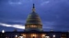 Se enciende la luz en la cúpula de la cúpula del Capitolio, lo que indica que el trabajo continúa en el Congreso, en Washington, el 6 de octubre de 2021.