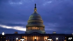 Se enciende la luz en la cúpula de la cúpula del Capitolio, lo que indica que el trabajo continúa en el Congreso, en Washington, el 6 de octubre de 2021.