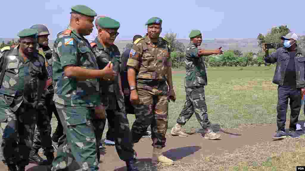 Makamanda wa Jeshi la DRC wakiwa katika eneo la tukio la mlipuko huko DRC.