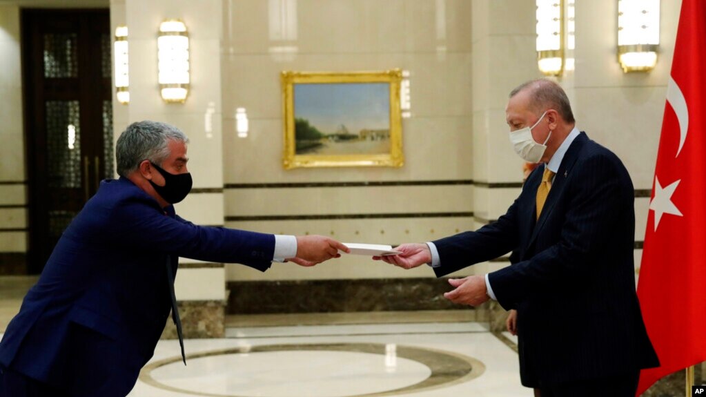 Ambasadori danez Danny Annan duke i dorëzuar letrat kredenciale Presidentit turk Erdogan në vitin 2020