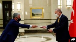 Ambasadori danez Danny Annan duke i dorëzuar letrat kredenciale Presidentit turk Erdogan në vitin 2020