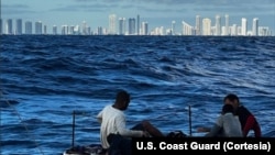 Migrantes navegan en una embarcación improvisada a cerca de 10 millas naúticas de la costa de Miami, el 8 de enero de 2023. De acuedo con reportes de la Guardia Costera de EEUU, los balseros fueron repatriados el 16 de enero de 2023. 