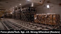 အမေရိကန်ပြည်ထောင်စုက ယူကရိန်းကို ထောက်ပံ့တဲ့ စစ်လက်နက်ပစ္စည်းနဲ့ ခဲယမ်းများ လေယာဉ်ပေါ်တွင် တင်ဆောင်လာသည်ကိုတွေ့ရစဉ် (ဇန်နဝါရီ ၂၄၊ ၂၀၂၂)
