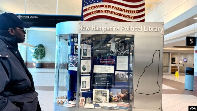 A display in Manchester's airport promotes New Hampshire's first-in-the-nation presidential primary tradition. (Steve Herman/VOA)