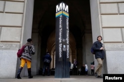 Sejumlah pelaju masuk dan keluar stasiun kereta metro Federal Triangle Metro setelah pemerintah AS membuka kembali kegiatan setelah 35 hari penghentian operasi atau shutdown di Washington, 28 Januari 2019. (Foto: Joshua Roberts/Reuters)