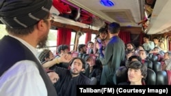 طالبان گفته اند که در میان این مهاجران رها شده از محابس ایالت سند، زنان و کودکان نیز شامل بوده اند.( عکس ارشیف).