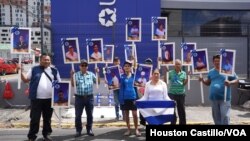 Un grupo de manifestantes protestó en las afueras de la embajada de Nicaragua en San Juan, el 23 de enero. [Foto Houston Castillo, VOA]