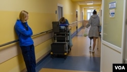 2023年1月16日，在乌克兰利沃夫，医院工作人员说，患者习惯自己的人造假肢需要数月的时间，还有数百人正在等待安全假肢。(美国之音博夏特拍摄)