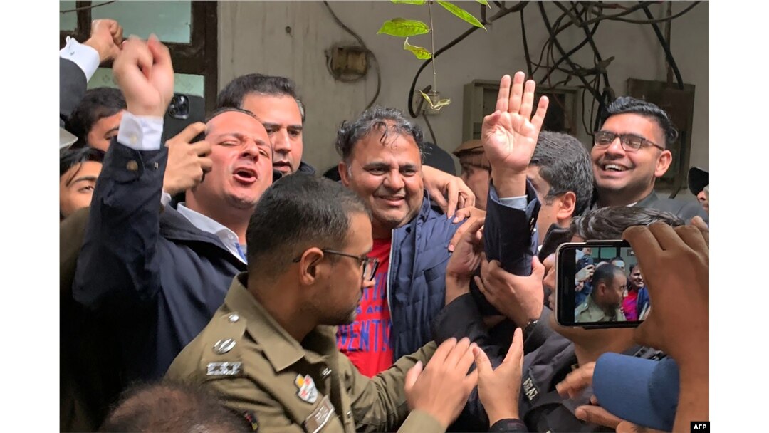 فواد چوہدری کو الیکشن کمیشن کی شکایت پر لاہور پولیس نے گرفتار کر کے اسلام آباد پولیس کے حوالے کیا۔ 25 جنوری 2023