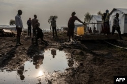 Los desplazados internos (IDP) buscan agua en el sitio de Bushagara, al norte de la ciudad de Goma, el 13 de enero de 2023. El sitio de Bushagara fue establecido por el Alto Comisionado de las Naciones Unidas para los Refugiados (ACNUR) para responder a la emergencia de personas desplazadas. tras el conflicto del M23.