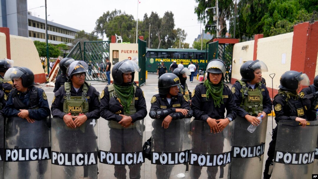 La Policía Nacional del Perú ingresó a la Universidad Nacional Mayor de San Marcos con una tanqueta y detuvo a más de 200 personas que habían tomado la casa de estudios por la fuerza. Foto: AP