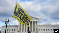 Manifestantes contra el aborto se reúnen frente a la Corte Suprema de Estados Unidos durante la Marcha por la Vida, el viernes 20 de enero de 2023, en Washington. (Foto AP/Alex Brandon)
