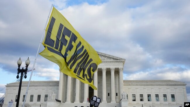 Manifestantes contra el aborto se reúnen frente a la Corte Suprema de Estados Unidos durante la Marcha por la Vida, el viernes 20 de enero de 2023, en Washington. (Foto AP/Alex Brandon)