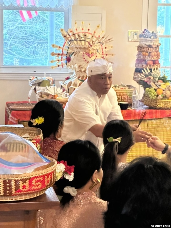 Nyoman sebagai Pemangku atau Pemimpin Doa (foto: courtesy).