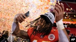 El corredor de los Kansas City Chiefs, Isiah Pacheco, celebra después del partido de desempate del campeonato de la AFC de la NFL contra los Cincinnati Bengals, el domingo 29 de enero de 2023, en Kansas City, Missouri.