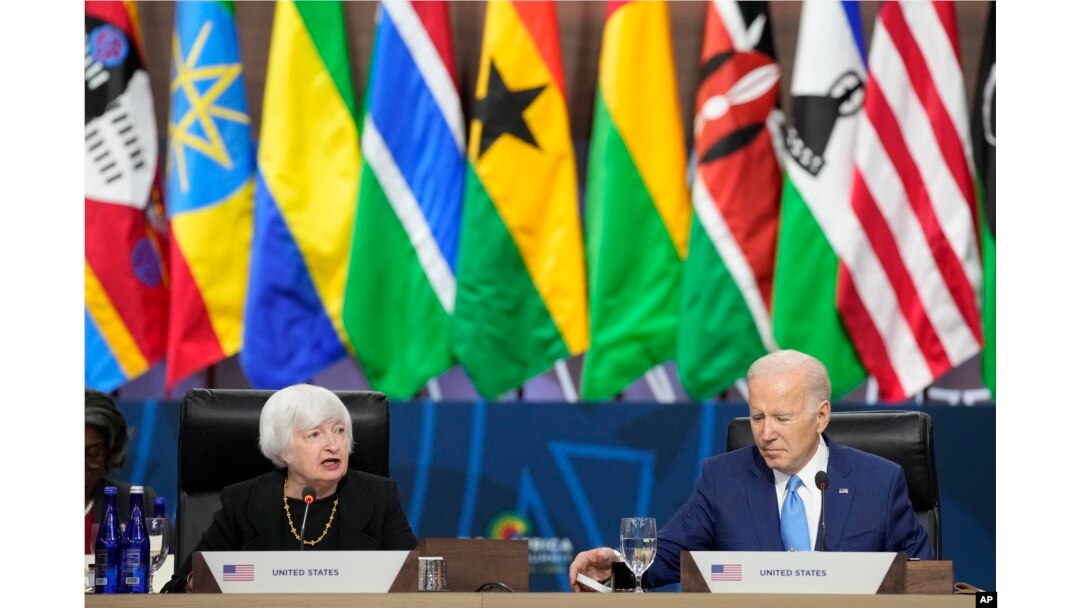 Presiden Joe Biden mendengarkan Menteri Keuangan Janet Yellen, kiri, berbicara selama sesi penutupan KTT Pemimpin AS-Afrika di Washington, 15 Desember 2022. (Foto: AP)