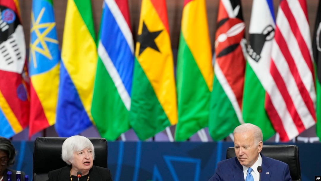 Ministri w’imari w’Amerika, Janet Yellen, kumwe na prezida w'Amerika, bicaye imbere y'amabendera ya bimwe mu bihugu vya Afurika