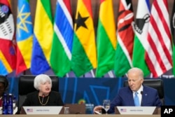 Presiden Joe Biden mendengarkan Menteri Keuangan Janet Yellen, kiri, berbicara selama sesi penutupan KTT Pemimpin AS-Afrika di Washington, 15 Desember 2022. (Foto: AP)