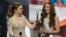 Anne Jakkaphong Jakrajutatip (kiri) bersama Miss Thailand Anna Sueangam-iam pada acara Miss Universe Beauty Pageant di New Orleans, AS 14 Januari 2023.