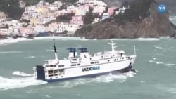 İtalya'da Fırtınalı Sularda Seyreden Feribot
