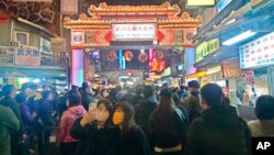 农历春节的台湾台北饶河夜市。(2023年1月25日）