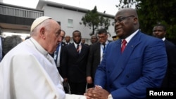 Papa François (G) apesani mboka na président Félix Tshisekedi (D) na bokutani bwa bango na Kinshasa, RDC, 31 janvier 2023.REUTER