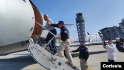 Álvaro Córdoba, hermano de la senadora Piedad Córdoba, escoltado por uniformados de la Interpol de Colombia minutos antes de su extradición, el 19 de enero de 2023. [Foto cortesía de la Policía de Colombia] 