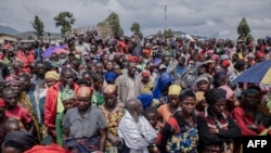 Des personnes déplacées attendent une distribution de nourriture par l'UNICEF à Munigi, RDC, le 5 décembre 2022. 