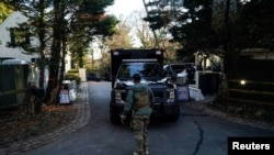 Secret Service personnel park vehicles in the driveway leading to President Joe Biden's home after classified documents were reportedly found there, in Wilmington, Delaware, Jan. 15, 2023. 