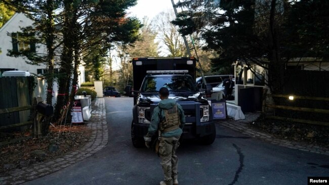 Personal del Servicio Secreto estaciona vehículos en la entrada que conduce a la casa del presidente Joe Biden, en Wilmington, Delaware, EEUU, el 15 de enero de 2023.