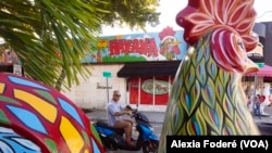 Un hombre conduce un scooter el 25 de enero de 2023 por la Pequeña Habana, en Miami, que ha visto un aumento en la cantidad de scooters en las calles en los últimos meses.