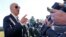 Prezidan Joe Biden pale ak jouanlis yo sou gazon sid Lamezonblanch la nan Washington, Lendi 30 Janvye 2023. 