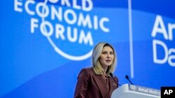 Ibu negara Ukraina, Olena Zelenska berbicara pada Forum Ekonomi Dunia di kota Davos, Swiss, Selasa (17/1). 