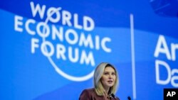Елена Зеленская выступает на Всемирном экономическом форуме в Давосе. 17 января 2023 г.