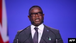 Le président de la Sierra Leone Julius Maada Bio a promulgué jeudi une loi imposant que toutes les organisations publiques ou privées réservent 30% de leurs emplois aux femmes.